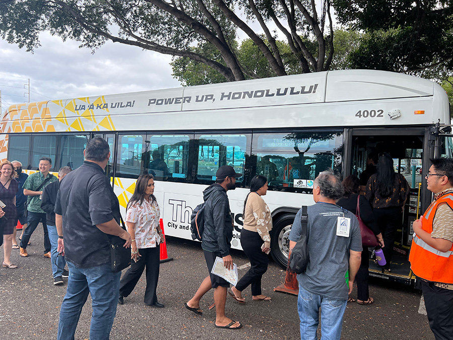 Kalihi Summit ppl getting on bus Credit Hitachi Rail Honolulu